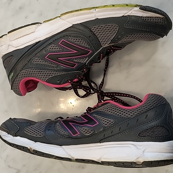 New Balance running shoes - Picture 3 of 5